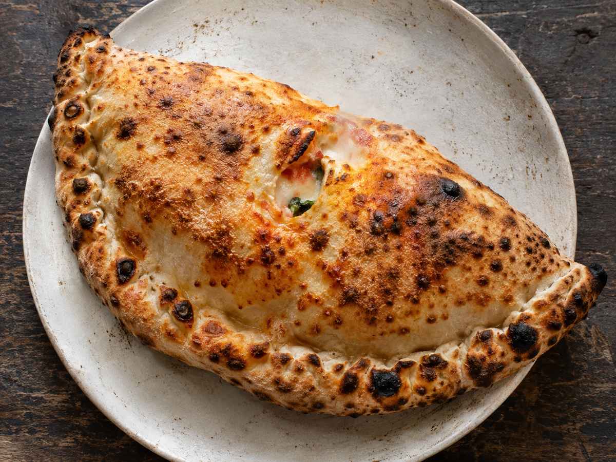 Calzone — Zavita pica s šunko, gobami in mocarelo